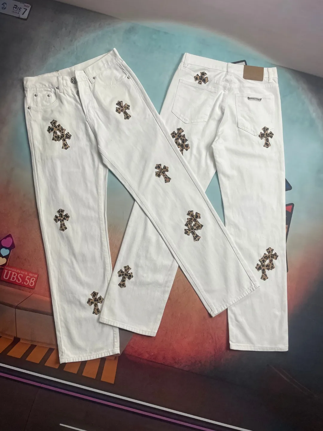 🅿️280 🔘Model No.-KL131 🔘Cro Xin𝐂𝐡𝐫𝐨𝐦𝐞 𝐇𝐞𝐚𝐫𝐭 24SS White Leopard Print Cross Patch Leather High Street Jeans* Cro Xin’s white pants, with leopard print patchwork design, are definitely an indispensable eye-catcher in your wardrobe. In terms of fabric, it uses high-quality materials, which are comfortable and skin-friendly on the upper body. The white base is pure and clean, like a canvas, bringing out the wild charm of leopard print and leather. The leopard print part is carefully made of high-quality leather, with clear texture, soft and tough touch, exquisite splicing technology, and natural and smooth transition without any abruptness. The shape is unique, and the overall cut is ergonomic. Whether standing or walking, it can perfectly outline the lines of the legs, modify the shape of the legs, and have a remarkable effect of making the legs slimmer and taller. The waist is designed to fit the body shape, providing a stable fit and freedom of movement. Every detail reflects luxury and sophistication. The iconic elements of Kroxin are cleverly integrated, and the metal accessories have high quality, excellent gloss, wear resistance and corrosion resistance. Exquisite stitching technology, each stitch is even and fine, highlighting high-end quality. These pants are suitable for a variety of styles. Paired with a simple white T-shirt and white shoes, they are casual and casual, exuding a fresh literary atmosphere. Paired with a personalized short top and Martin boots, you can instantly transform into a cool and fashionable person, and you can easily master street fashion. Whether it's daily outings, music festivals, or fashion parties, it can make you the center of attention and easily manage various occasions.  Size: S M L XL (28.30.32.34) Color: White